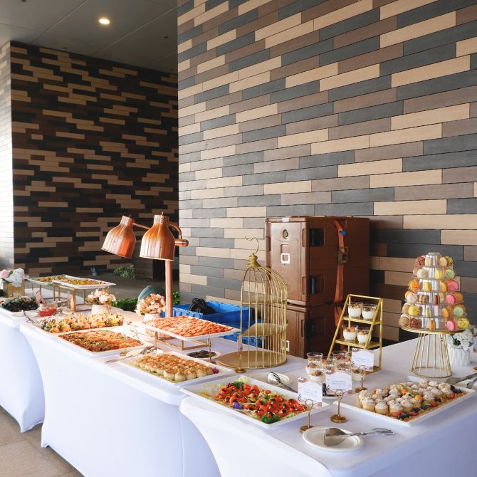 半唐番美食精緻多元化，適合輕婚禮或婚禮雞尾酒會，並可提供自助餐及酒水吧服務。