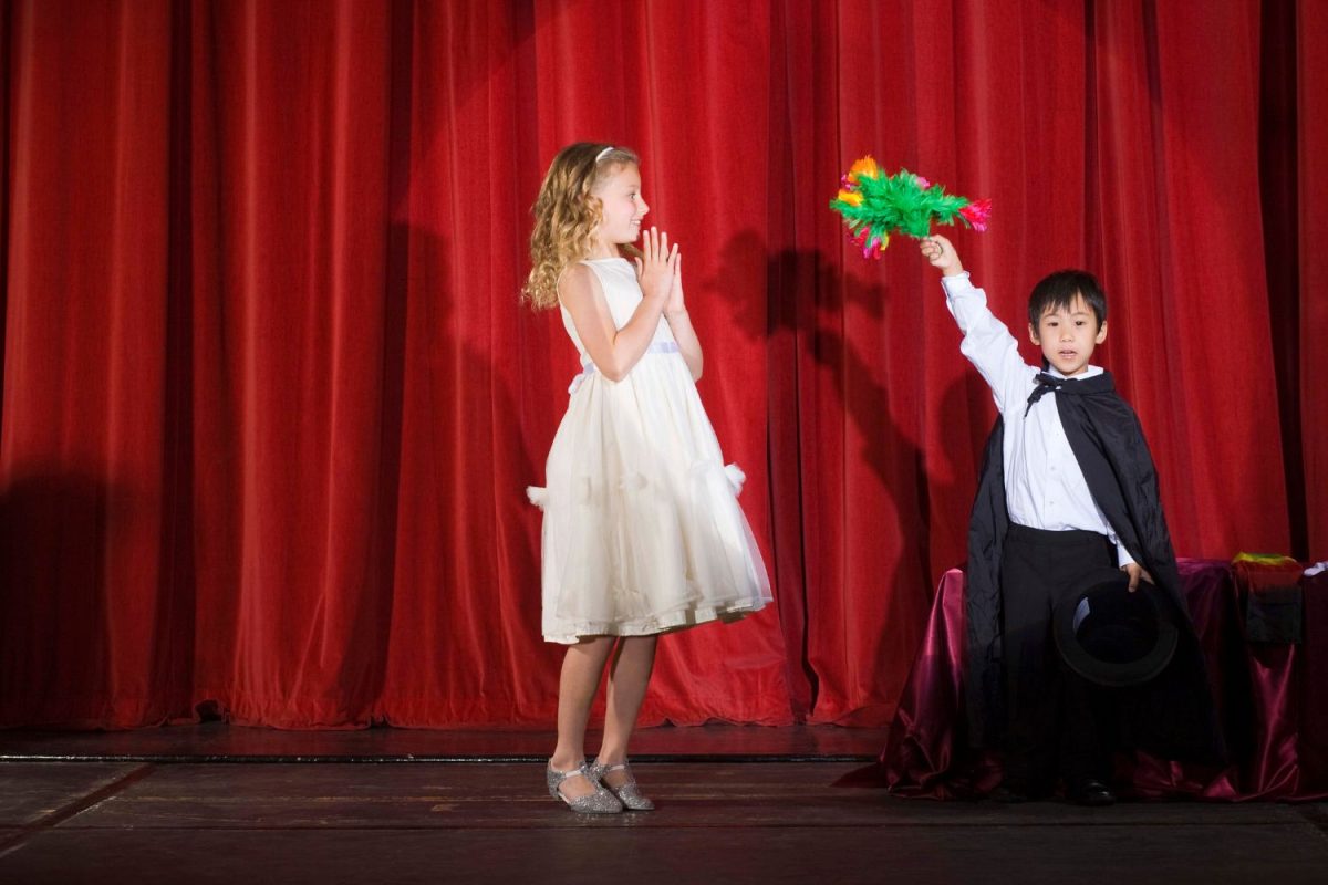 生日派對上可安排簡單有趣的遊戲或魔術表演。